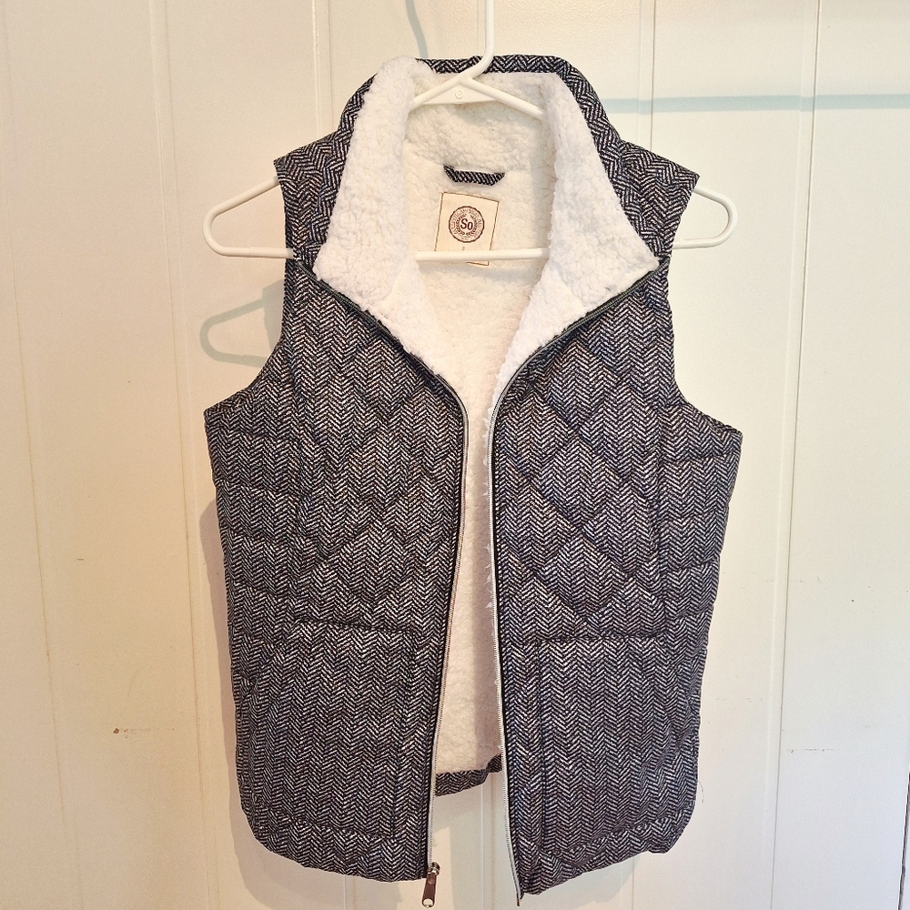 SO Cream Sherpa with Black and White Feather Pattern Size S Very Good Condition